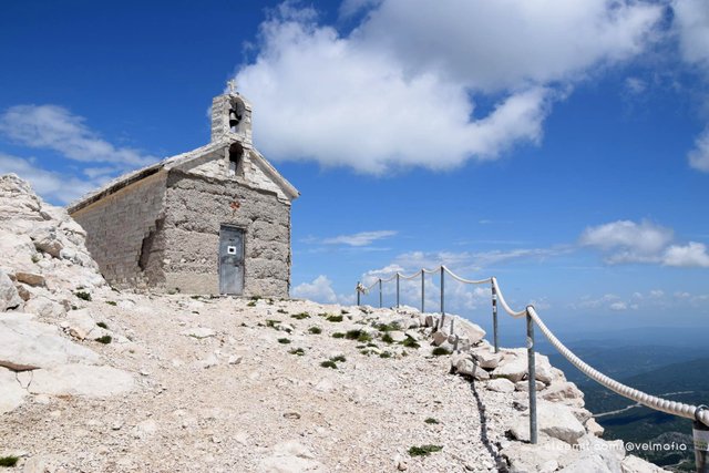 Kaplica św. Jerzego, od której wzięła się nazwa szczytu