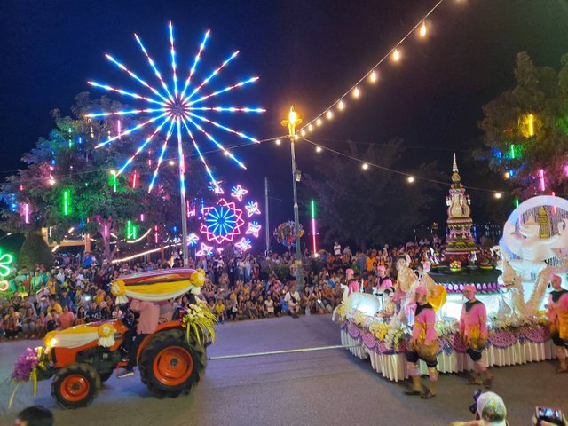 Loy Krathong parade24.jpg