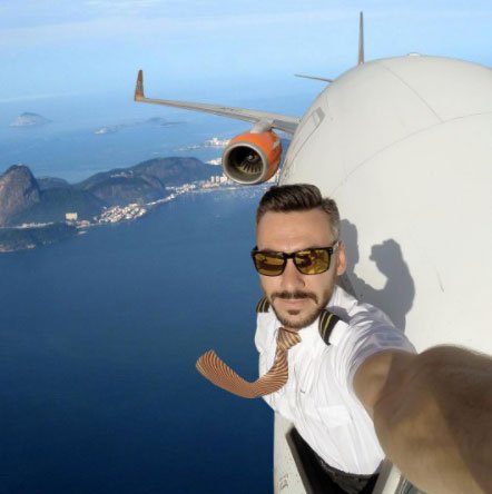 Selfie-Pilot-di-Jendela-Pesawat.jpg
