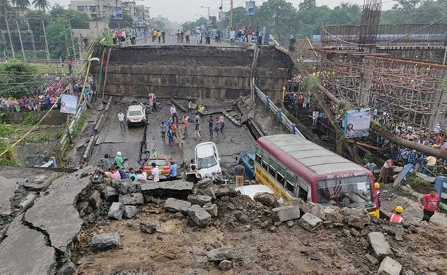 6fleo1ao_kolkata-majerhat-bridge-collapse-ndtv_625x300_04_September_18.jpg