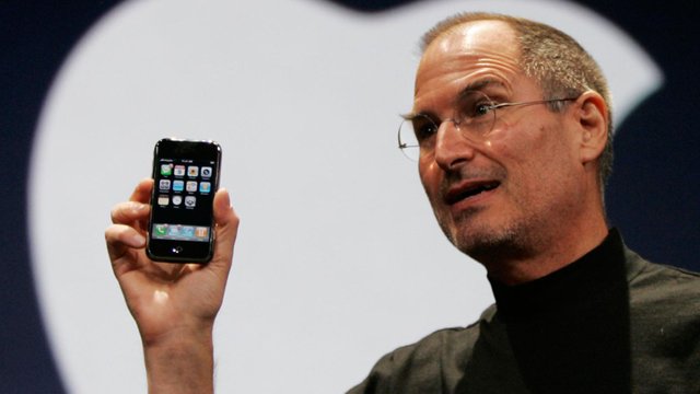 steve-jobs-iphone.jpg