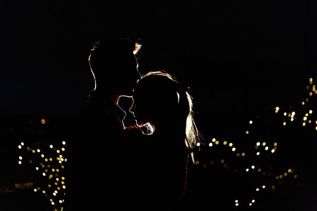 sagome-di-una-bella-giovane-coppia-in-piedi-sul-tetto-nella-notte.jpg