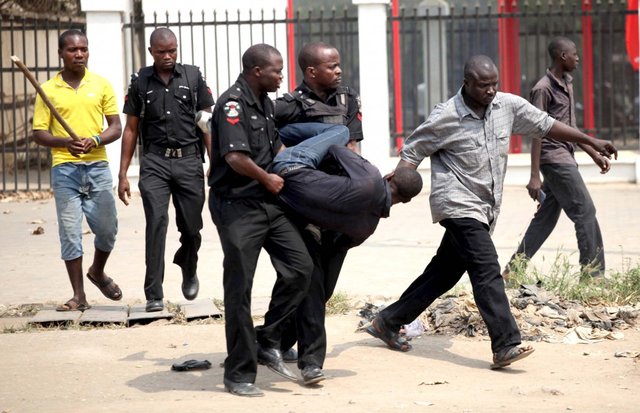 man-arrested-by-nigerian-police-for-looting-during-strike-1024x661.jpg
