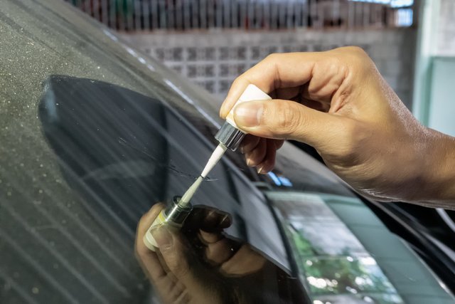 man-mechanic-using-glue-welding-cracked-windshield.jpg