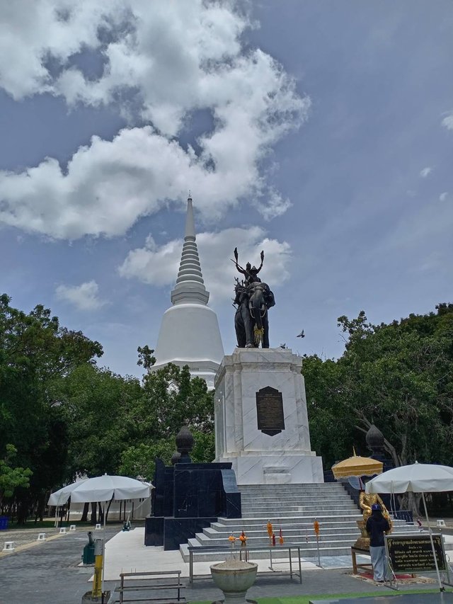 Don Chedi Royal Monument2.jpg