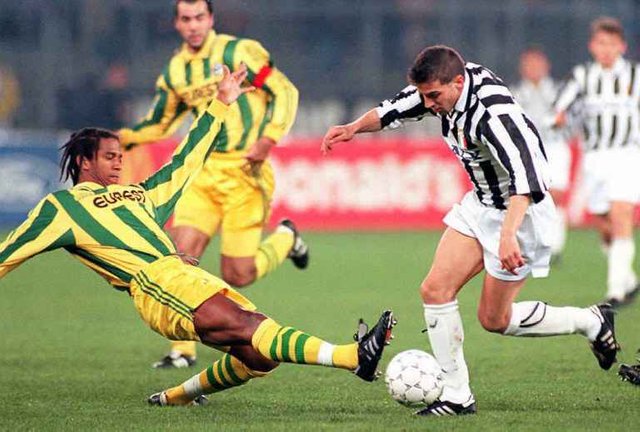 Champions_League_1995-96_-_Juventus_vs_Nantes_-_Eddy_Capron_e_Alex_Del_Piero.jpg