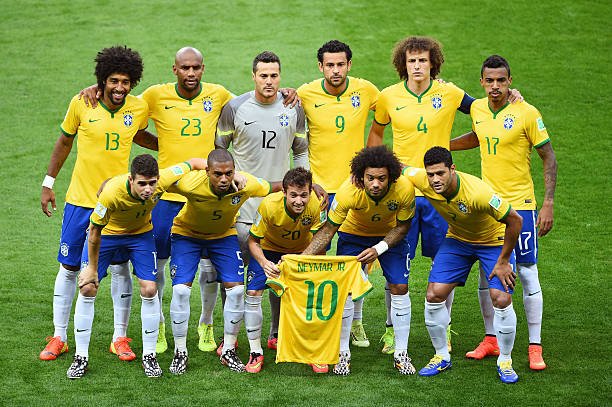 brazil-pose-for-a-team-photo-holding-a-neymar-jersey-prior-to-the-picture-id451861684.jpg