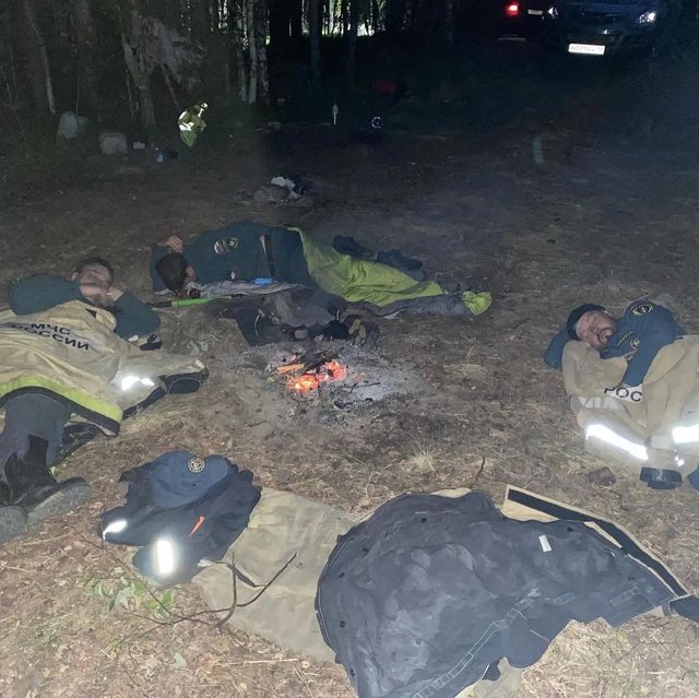 На ночь у волонтеров были палатки, говорит мужчина. А в чем спали пожарные? / фото: @pavel_brjangin