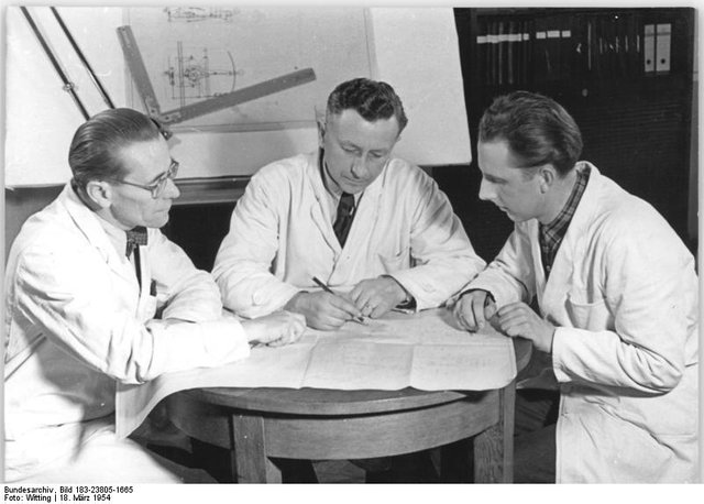 Bundesarchiv_Bild_183-23805-1665,_Ingenieure_mit_Konstruktionsplan.jpg