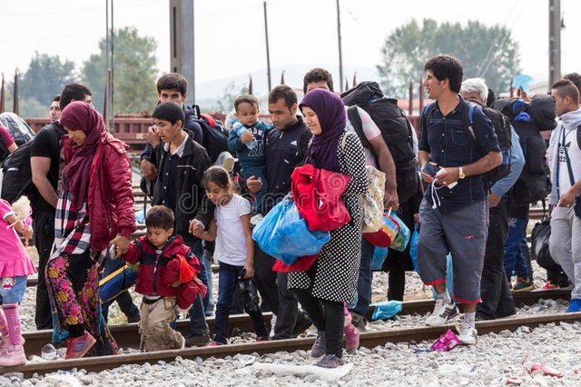 hundreds-immigrants-wait-border-greec-idomeni-greece-september-greece-fyrom-waiting-right-time-59952968-3.jpg