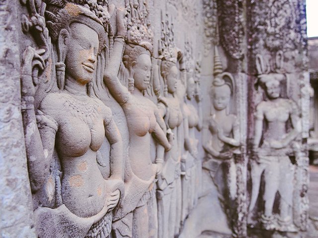 Apsara Carvings of Angkor Wat 01 853x640.jpg