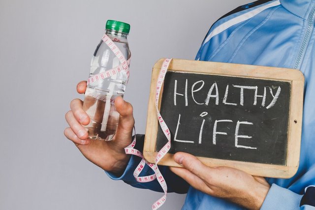 hands-holding-water-bottle-slate_23-2147601738.jpg