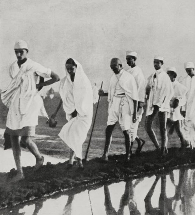 gandhi marches to dandhi.JPG