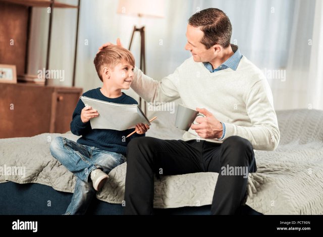 feliz-alegre-hombre-hablando-a-su-hijo-pct90n.jpg