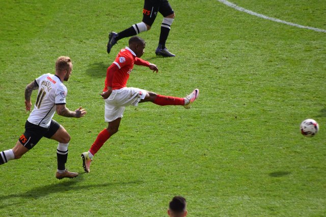 2048px-Ademola_Lookman_against_Derby.jpg
