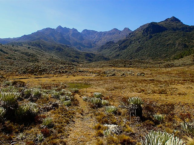 640px-Valle_de_Morrena_y_pico_Mucuñuque,_Sierra_de_Santo_Domingo.jpeg