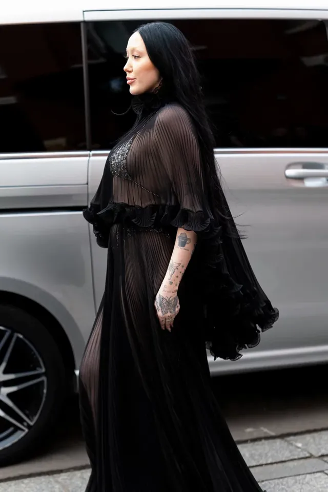 noah-cyrus-alexandre-vauthier-dress-paris-fashion-week (3).webp