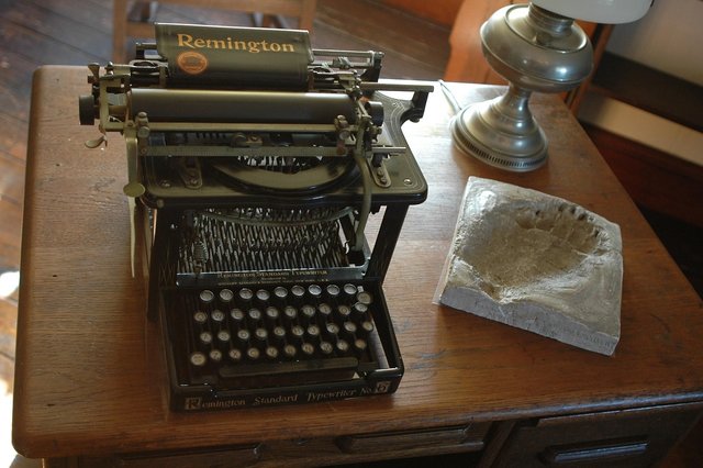 typewriter-386998_1280.jpg