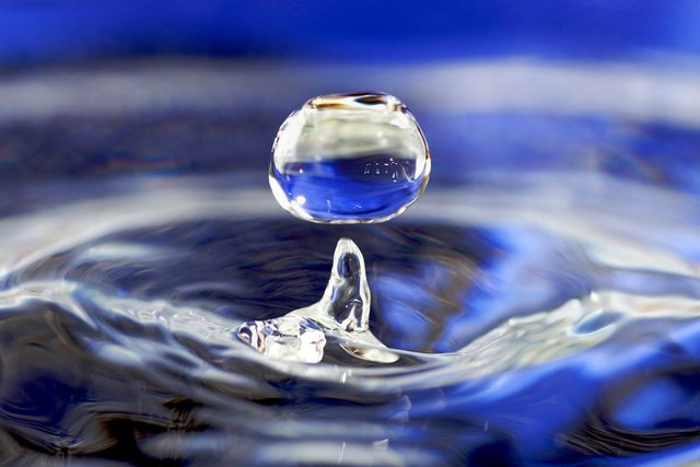 2000px-Water_drop_001.jpg