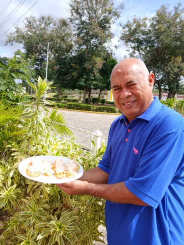 con el plato especial tostones 112.jpg