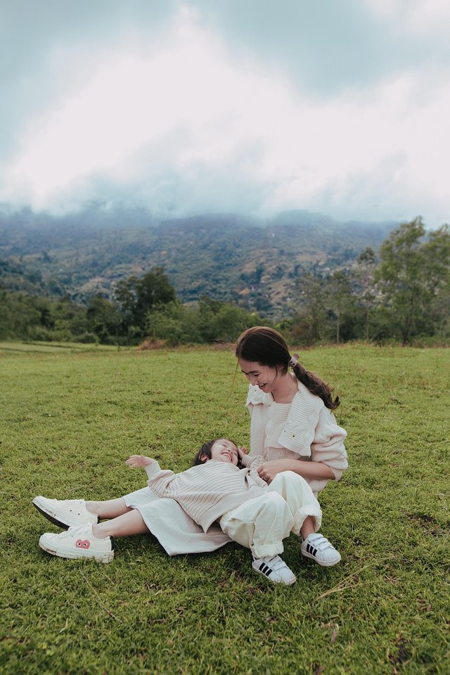 mother-and-child-6957312_1280.jpg