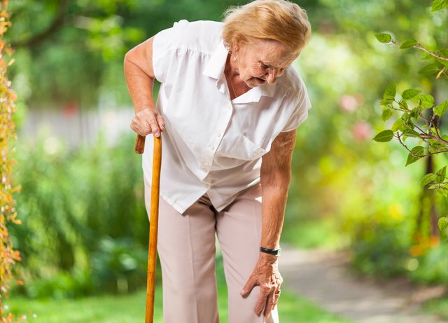 elderly-woman-with-cane-hurt-knee.jpg