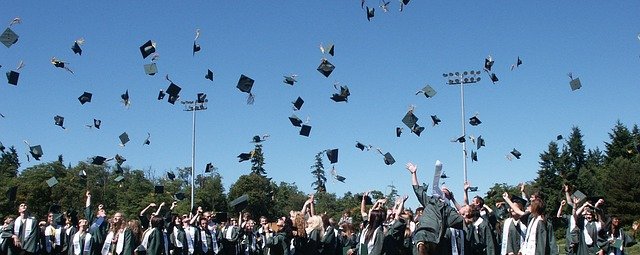 graduation-995042_640.jpg