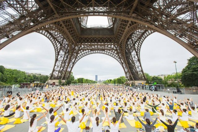 YogaEiffelTower.jpg