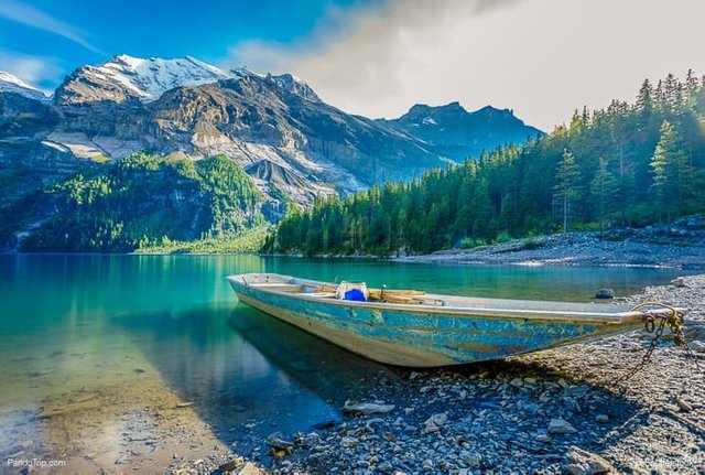 Oeschinen-Lake-in-Bernese-Oberland-Alps-Switzerland.jpg