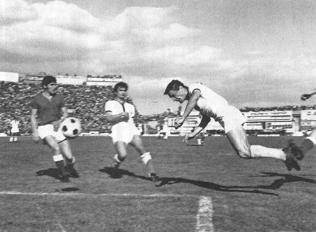 Serie_A_1969-70_-_Cagliari_v_Bari_-_Gigi_Riva.jpg