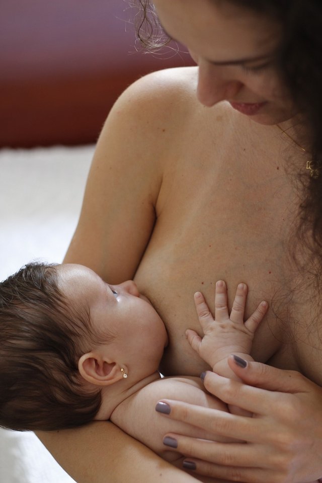 breastfeeding-1570695_1280.jpg