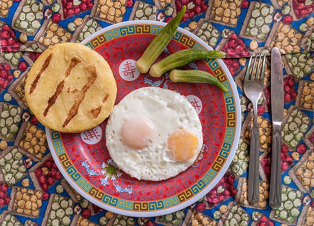 640px-Typical_breakfast_in_Venezuela.jpg