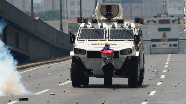 170420130341-12-venezuela-protests-0419-exlarge-169.jpg