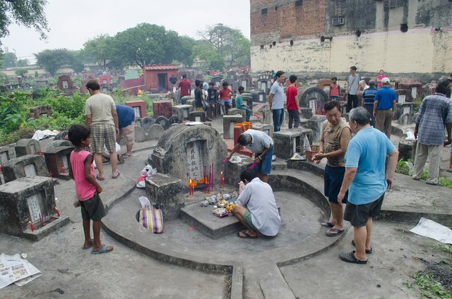 2048px-Chonghe_Dong_Cemetery,_Qingming_Festival_1.jpg
