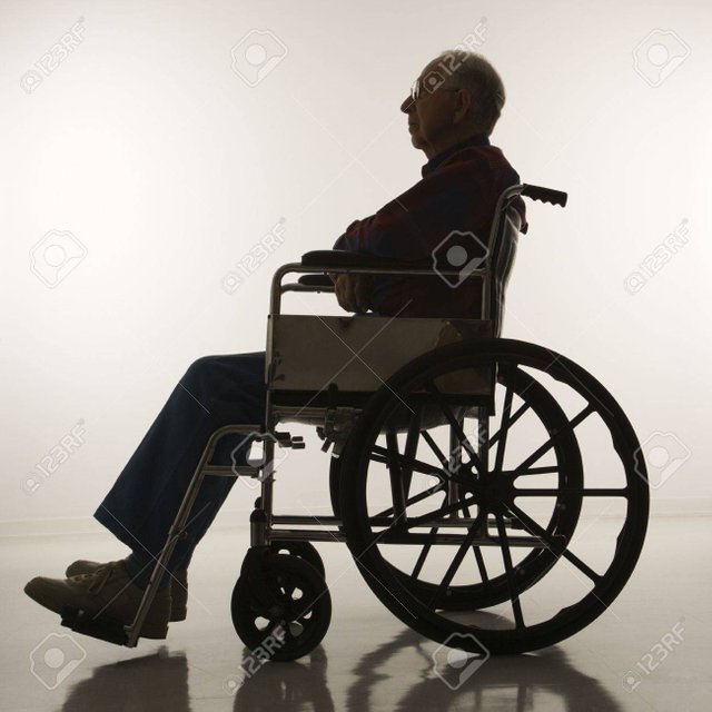 2389049-Perfil-de-vista-de-silhouetted-Caucasion-anciano-sentado-en-silla-de-ruedas--Foto-de-archivo.jpg