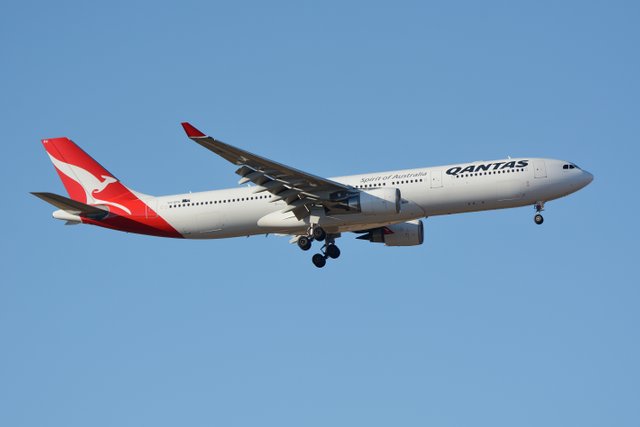 Qantas_Airways,_Airbus_A330-300_VH-QPA_NRT_(34167383486).jpg