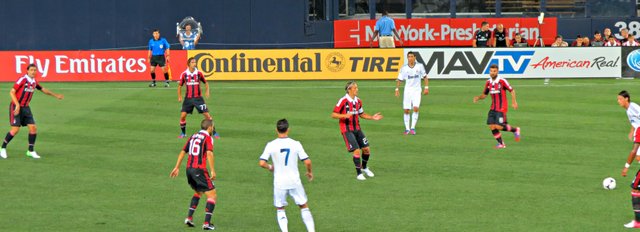 Ozil_with_the_ball,_Real_Madrid_vs_AC_Milan.jpg