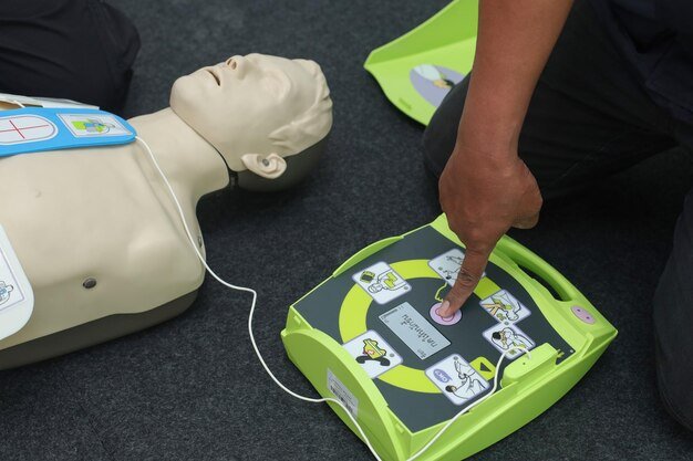 cpr-training-aed-training-first-aid-use-aed-automatic-defibrillator-cpr-doll_1030156-1.jpg