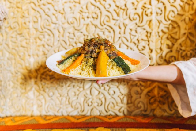 hand-holding-plate-arab-food.jpg