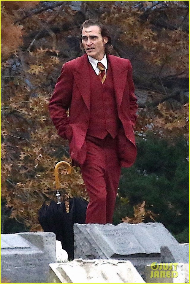 joaquin-phoenix-films-cemetery-scene-for-joker-movie-44.jpg