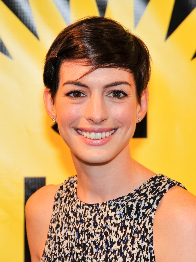 Anne_Hathaway_at_MIFF_(cropped).jpg