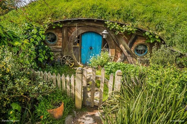 House-with-blue-door-at-Hobbiton-Movie-New-Zealand.jpg