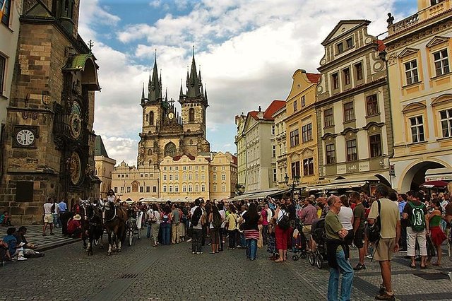 800px-Tourists_at_the_Astronomical_Clock_in_Prague_2008-08-06.jpg