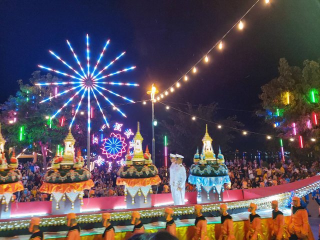 Loy Krathong parade11.jpg