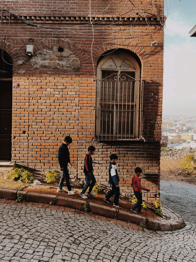 free-photo-of-kids-walking-down-the-street.jpg