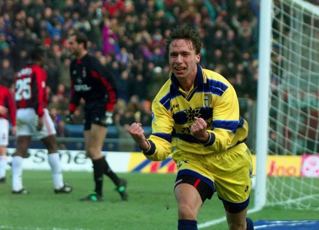 Serie_A_1998-99_-_Parma_vs_Milan_-_Enrico_Chiesa.jpg