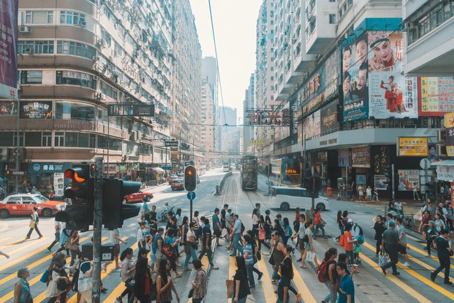 繁华香港街头的人流.jpg