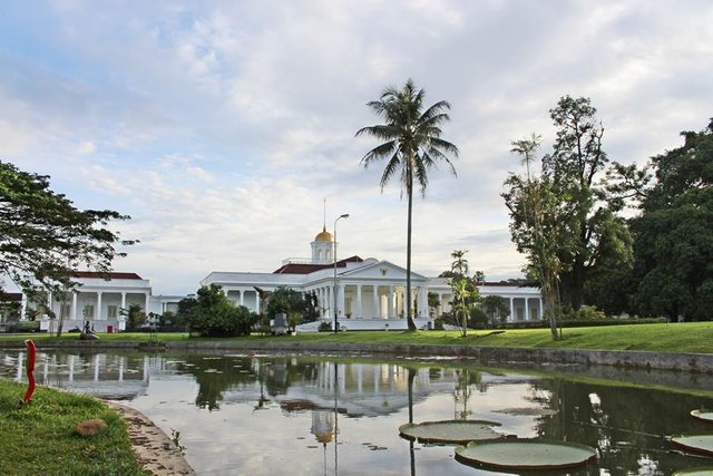 Mau-Foto-Dengan-Latar-Belakang-Langit-Biru-di-Perkotaan-Tunggu-Hujan.jpg