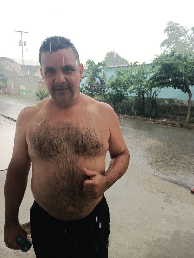 Disfrutando de la lluvia.jpg