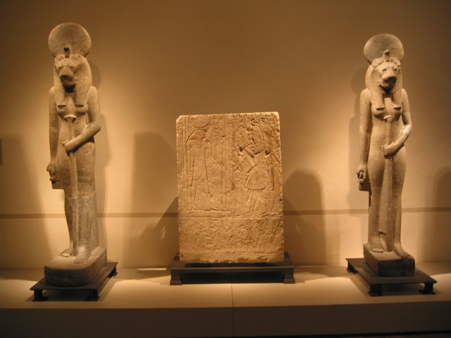 Two_statues_of_goddess_Sachmet_and_grave_relief.jpg